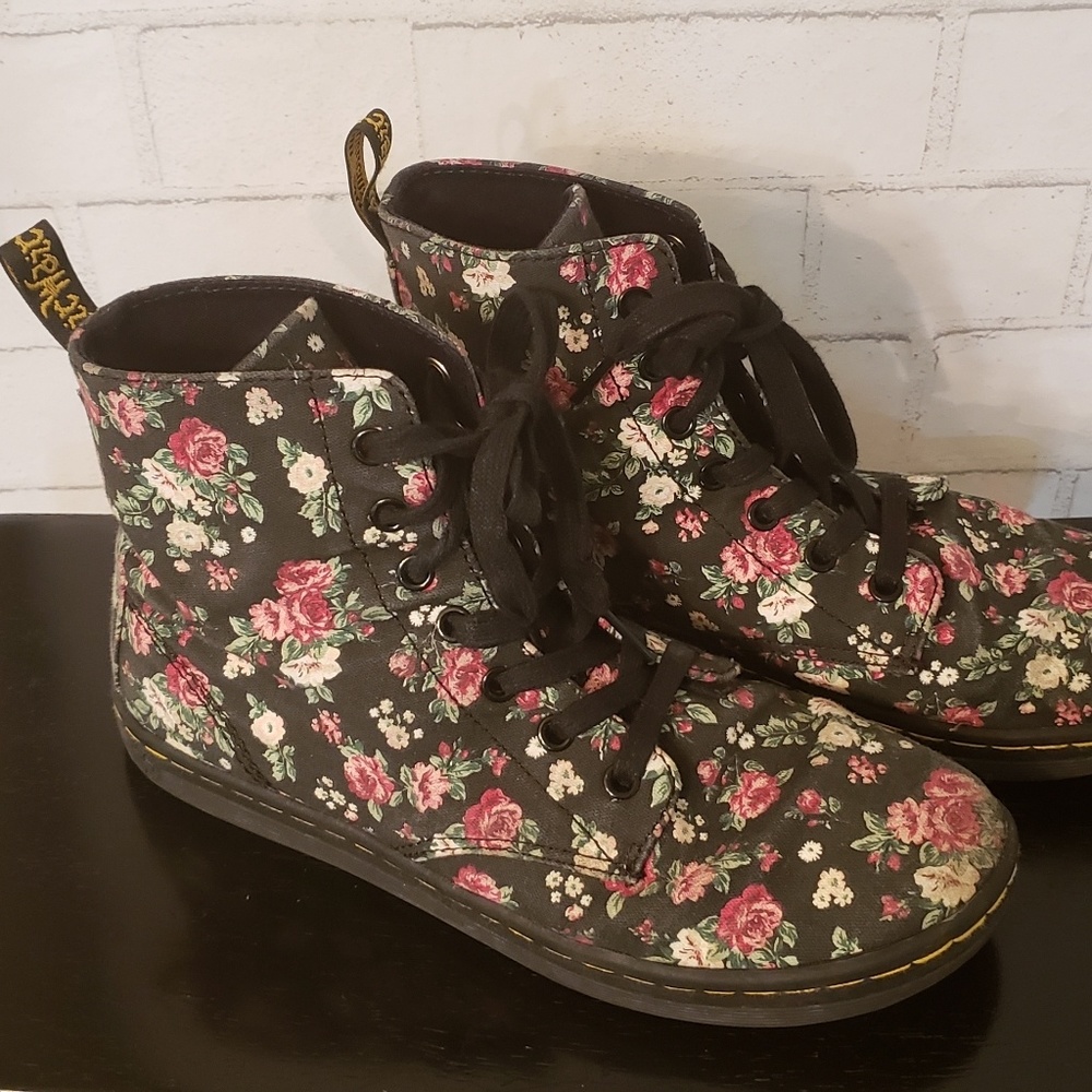 Dr. Martens Hackney size 9 floral boots
